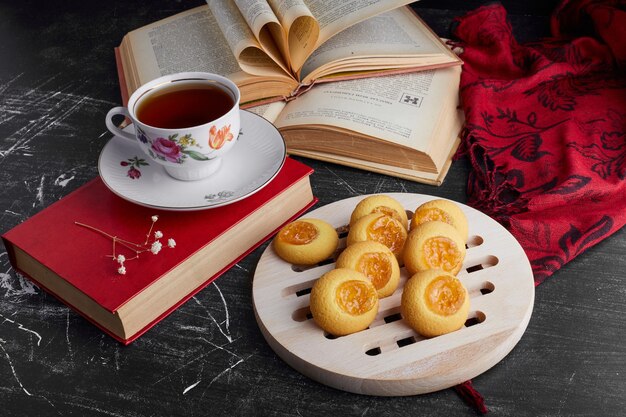 Biscuits à la confiture d'agrumes et une tasse de thé.