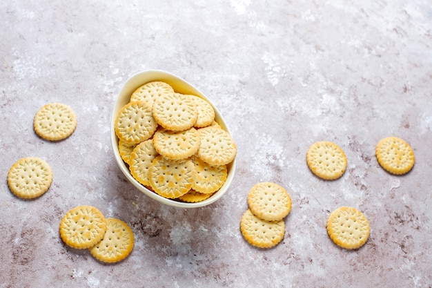 Biscuits craquelins salés ronds, collation.