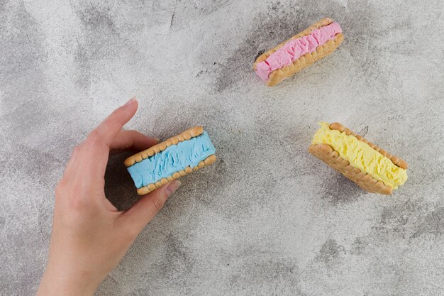 Biscuits à la crème glacée sur fond gris