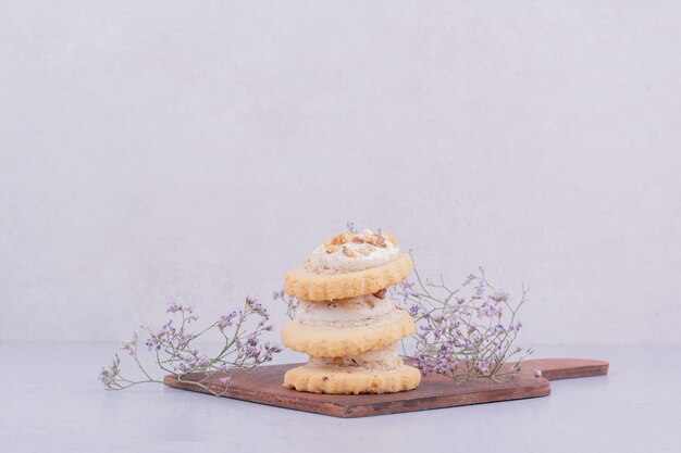 Biscuits croustillants dans un stock sur un plateau en bois