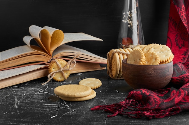 Biscuits croustillants dans une tasse en bois.