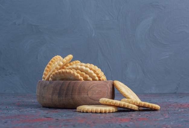 Biscuits dans un petit bol sur table abstraite.