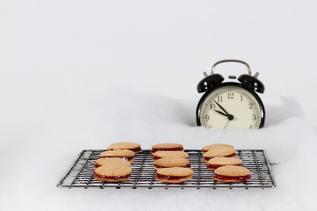 Photo gratuite biscuits délicieux à côté d'une horloge