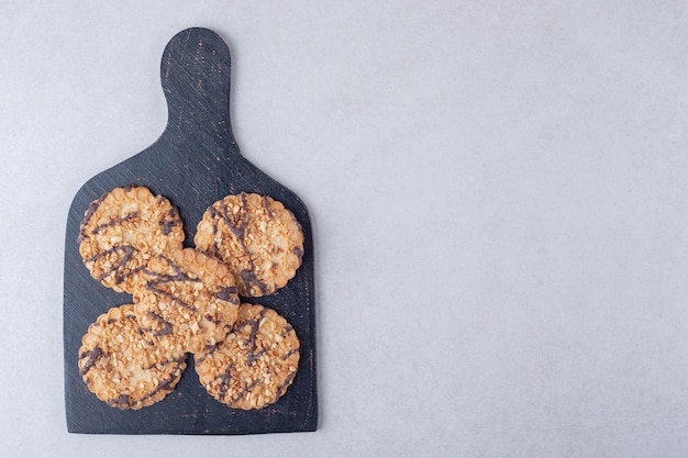 Photo gratuite biscuits délicieux sur une planche à découper sur une table en marbre.