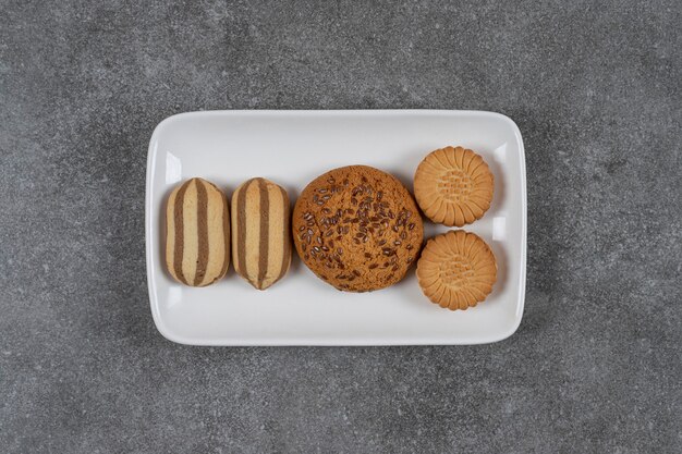 Biscuits dentiformes sur la plaque sur la surface en marbre