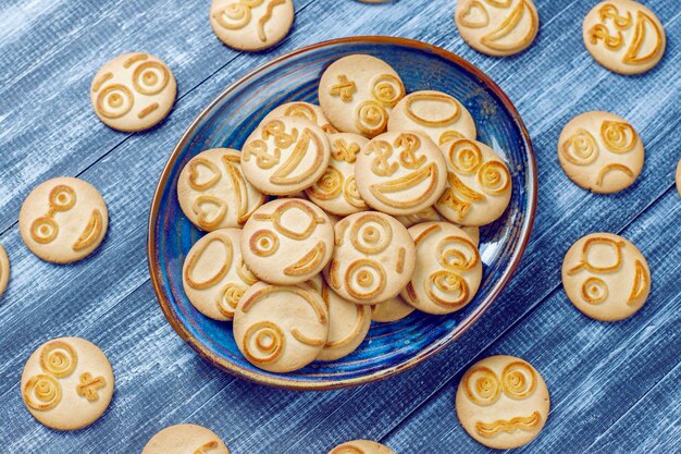 Biscuits drôles avec différentes émotions