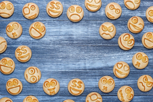 Biscuits drôles d'émotions différentes, cookies souriants et tristes