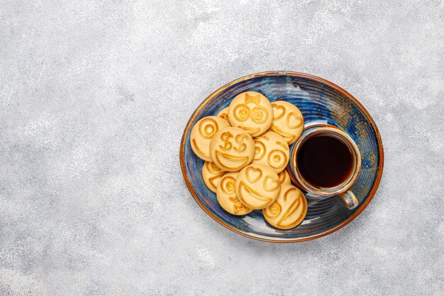 Biscuits drôles d'émotions différentes, cookies souriants et tristes