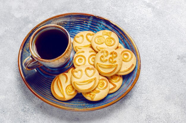 Biscuits drôles d'émotions différentes, cookies souriants et tristes