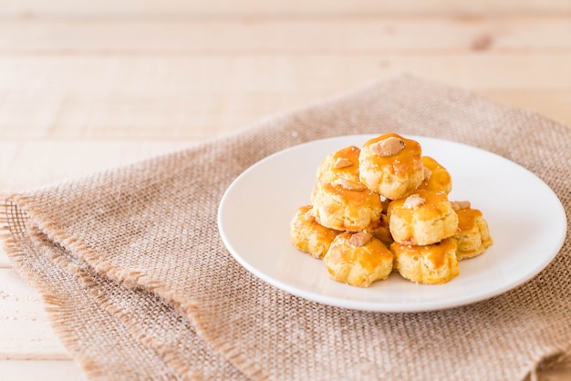 Biscuits durian sur assiette blanche