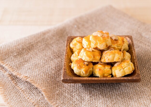 Biscuits durian sur assiette blanche