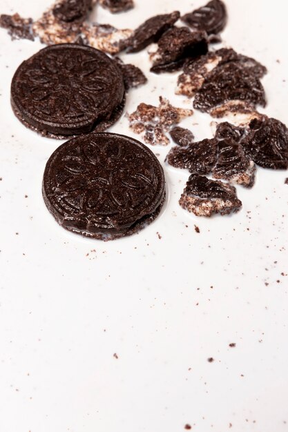 Biscuits écrasés dans du lait renversé