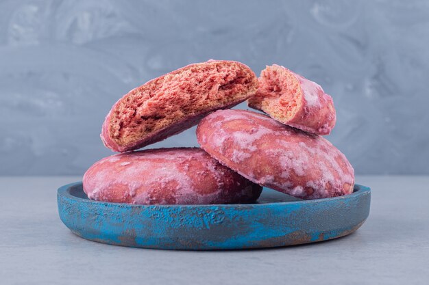 Biscuits emmitouflés sur un petit plateau bleu sur marbre