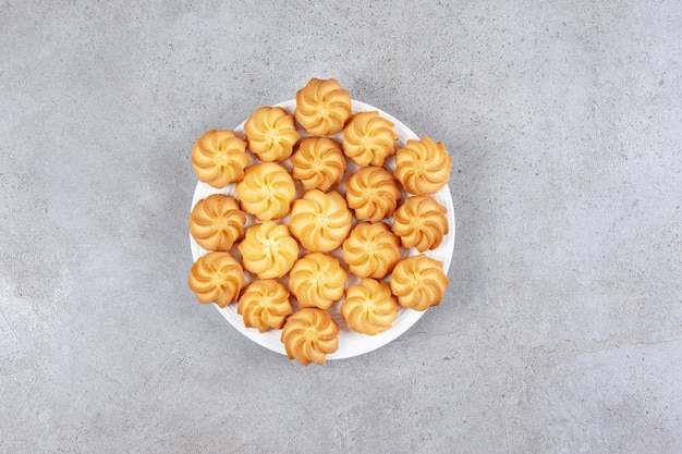 Biscuits faits maison sur une assiette sur fond de marbre. Photo de haute qualité