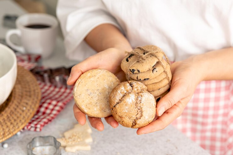 Photo gratuit des biscuits faits maison dans des mains féminines concept de cuisson de noël
