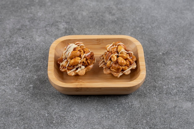 Biscuits faits maison frais dans un bol en bois sur une table grise.