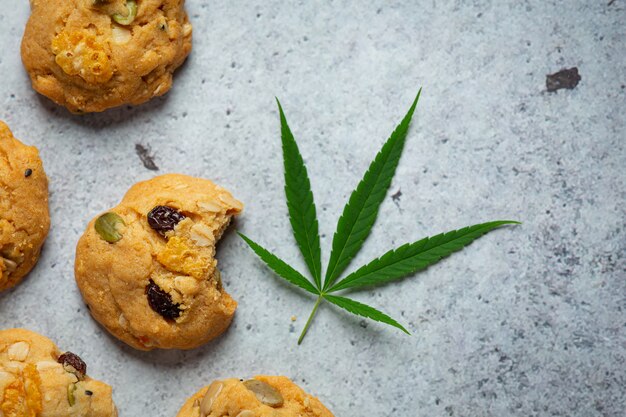 Biscuits et feuilles de cannabis posés sur le sol