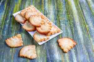 Photo gratuite biscuits feuilletés en forme de sapin de noël.