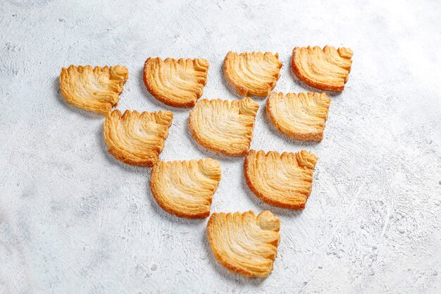 Photo gratuite biscuits feuilletés en forme de sapin de noël.