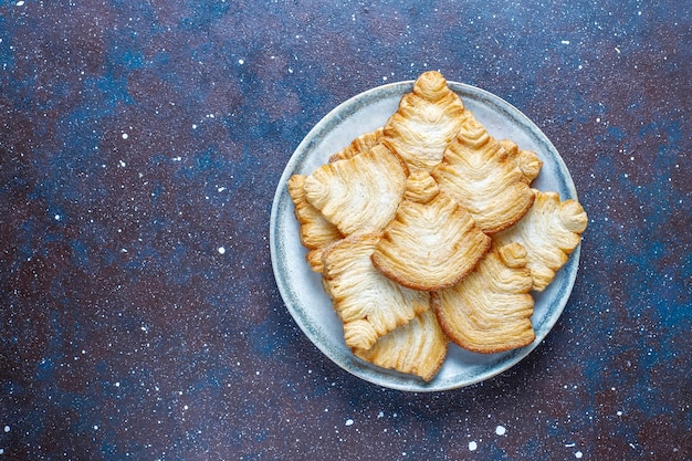 Biscuits feuilletés en forme de sapin de Noël.