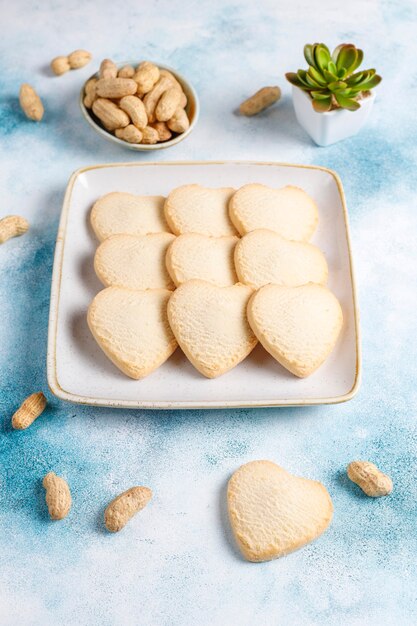 Biscuits en forme de coeur aux arachides.