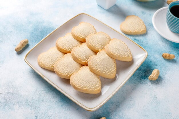 Biscuits en forme de coeur aux arachides.