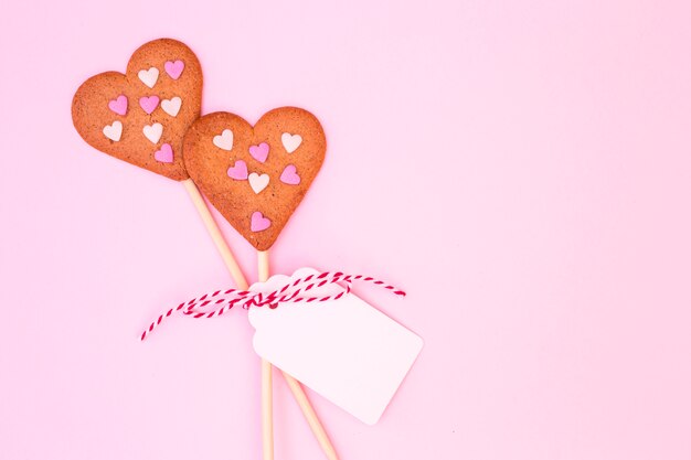 Biscuits en forme de coeur avec des confettis