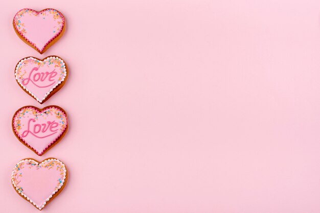 Biscuits en forme de coeur pour la Saint Valentin avec des paillettes