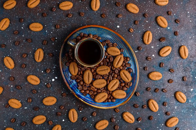 Biscuits en forme de grain de café et grains de café.