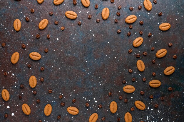 Biscuits en forme de grain de café et grains de café.