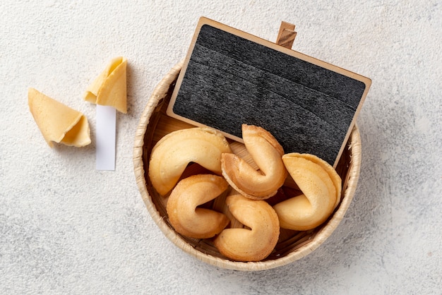 Biscuits de fortune plat poser dans un bol avec tableau blanc