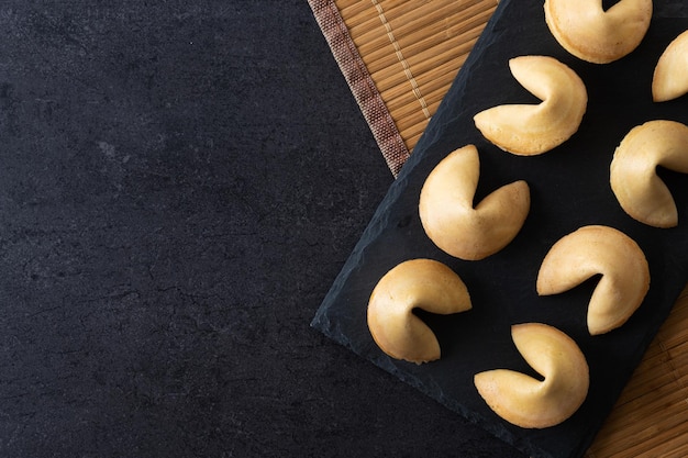 Biscuits de fortune traditionnels fond d'ardoise noirexA