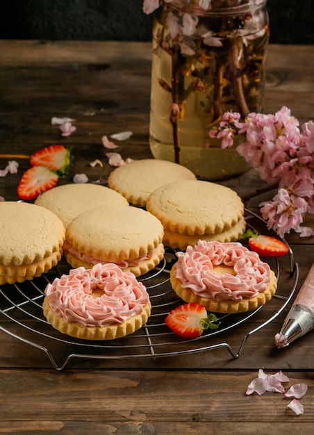 Photo gratuite biscuits à la fraise et à la crème