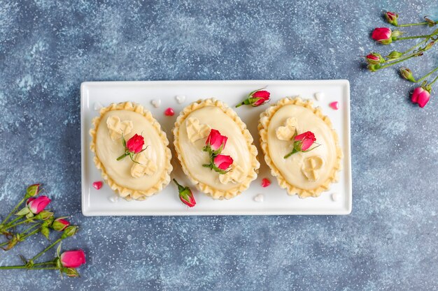 Photo gratuite biscuits gaufres avec une délicieuse crème maison.