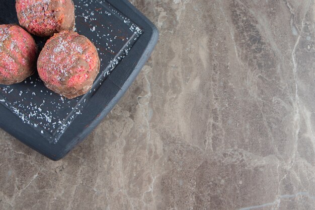 Biscuits glacés sur un plateau sur marbre.