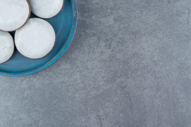 Biscuits glacés savoureux sur plaque bleue.