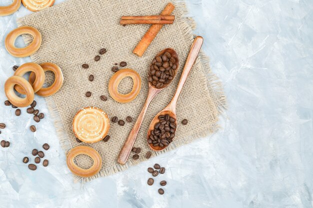 Biscuits et grains de café dans des cuillères en bois