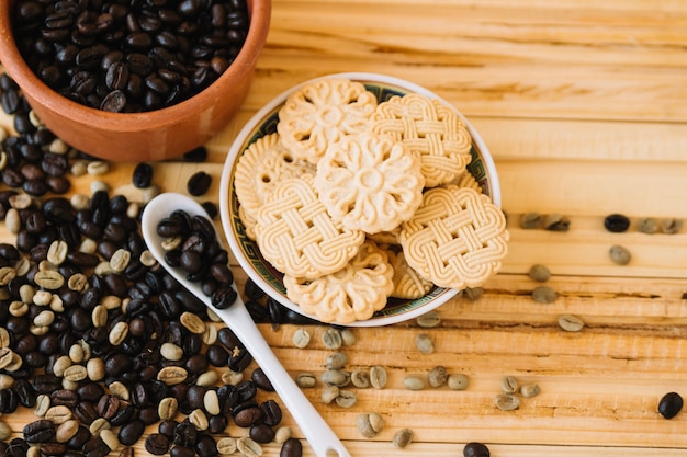 Photo gratuite biscuits et grains de café