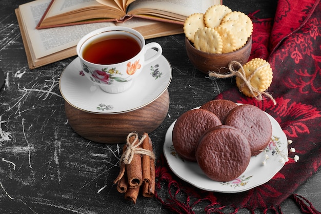 Biscuits à la guimauve au chocolat et une tasse de thé.