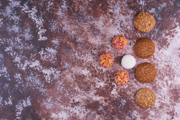 Biscuits à la guimauve et à l'avoine sur le marbre, vue du dessus.