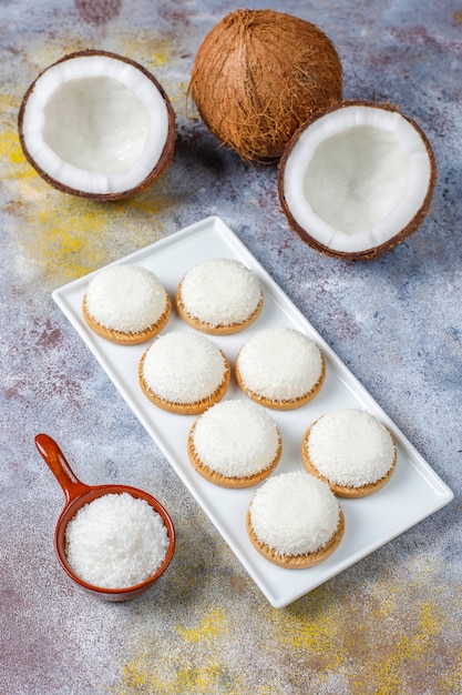 Biscuits à la guimauve à la noix de coco avec demi-noix de coco, vue du dessus