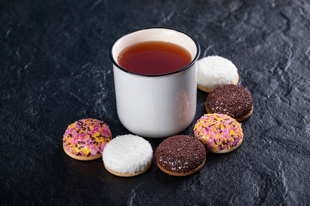 Biscuits à la guimauve et une tasse de thé