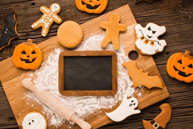 Biscuits d'Halloween sur une planche de bois