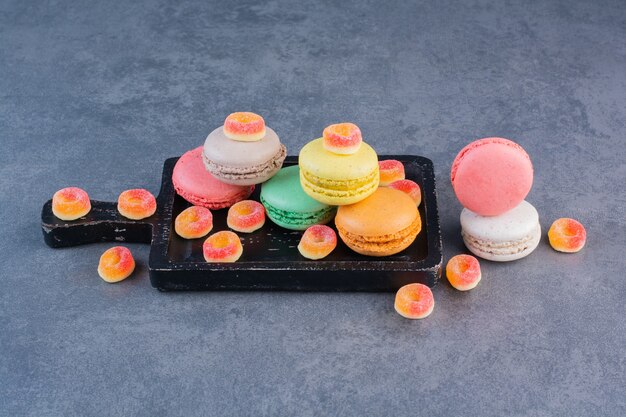 Biscuits macaronis de différentes couleurs avec des bonbons gommeux