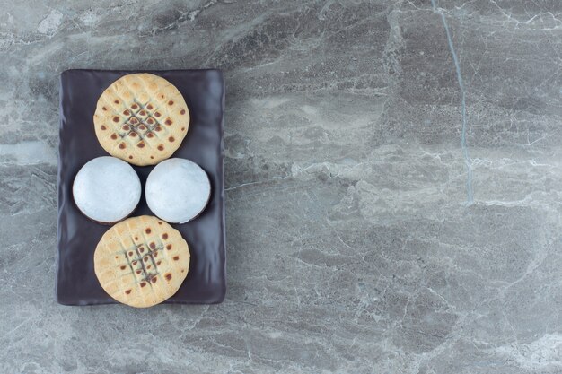 Biscuits maison. boulangerie fraîche. Sur plaque brune.