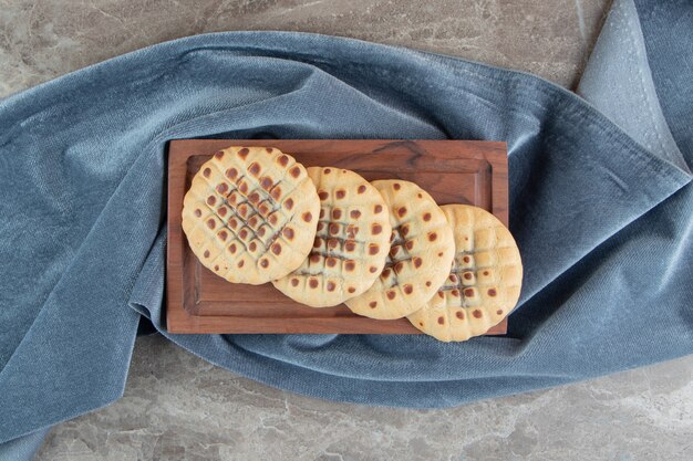 Photo gratuite biscuits maison farcis au chocolat sur planche de bois