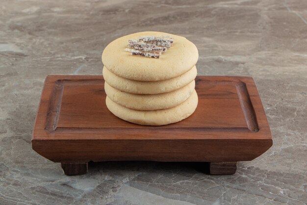 Biscuits maison farcis au chocolat sur planche de bois