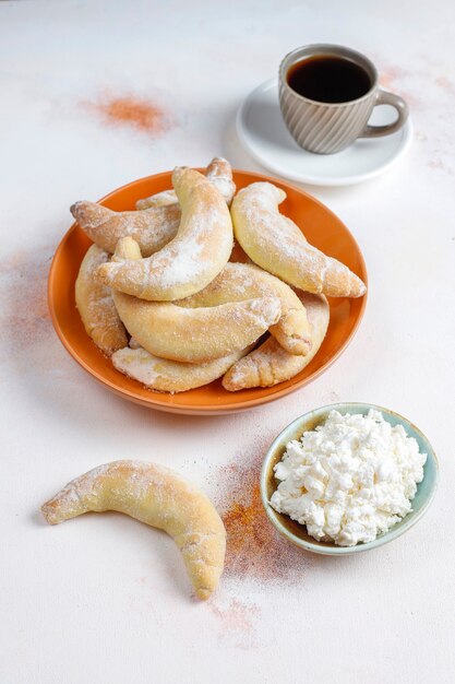 Biscuits maison en forme de banane garnis de fromage cottage.