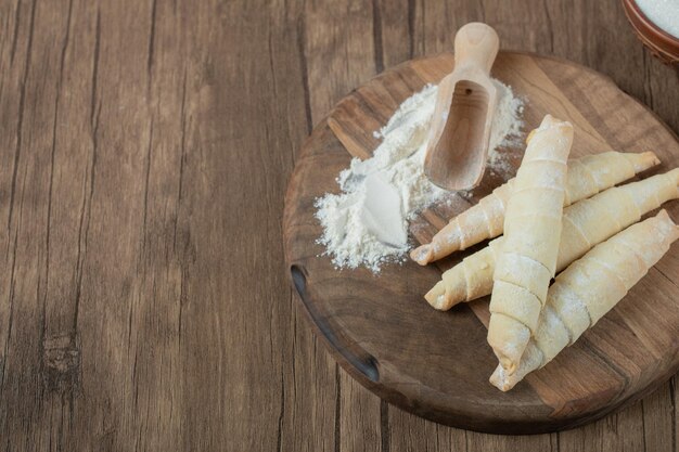 Biscuits mutaki caucasiens sur planche de bois.