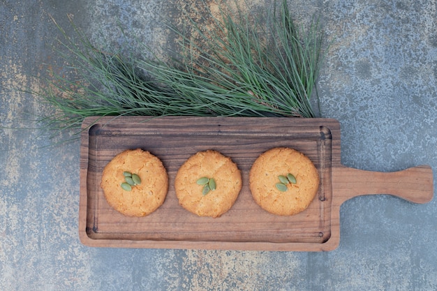 Biscuits de Noël aux graines de citrouille sur planche de bois. Photo de haute qualité